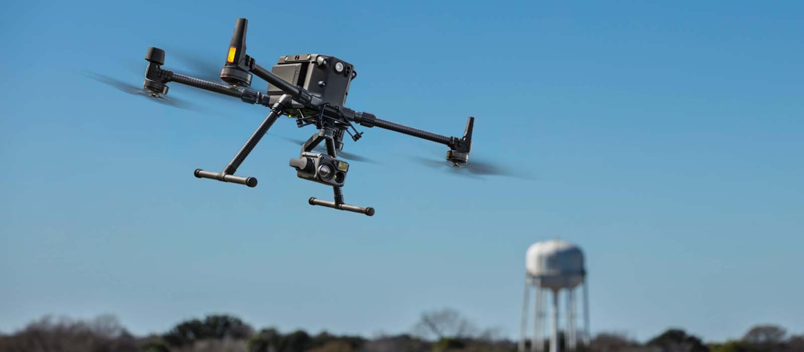 Dron profesional DJI Matrice 300 en vuelo durante una operación técnica