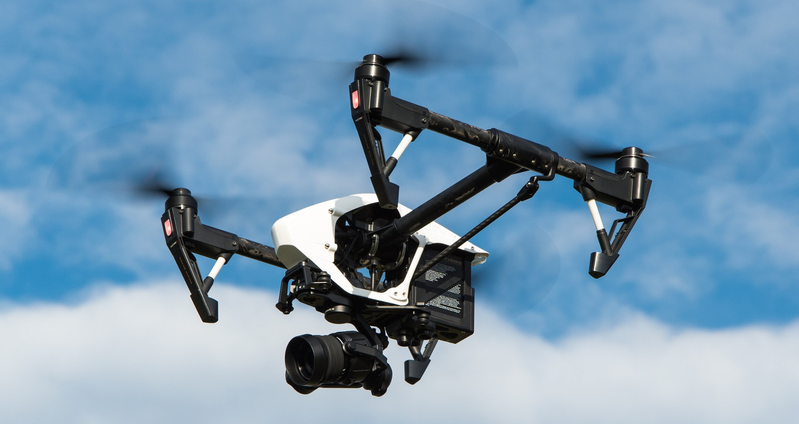Dron profesional equipado con cámara durante el vuelo