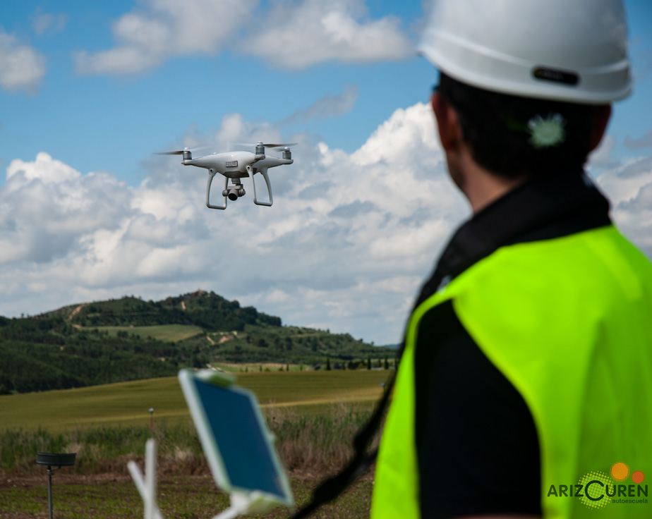 Piloto profesional supervisando un dron durante una operación aérea